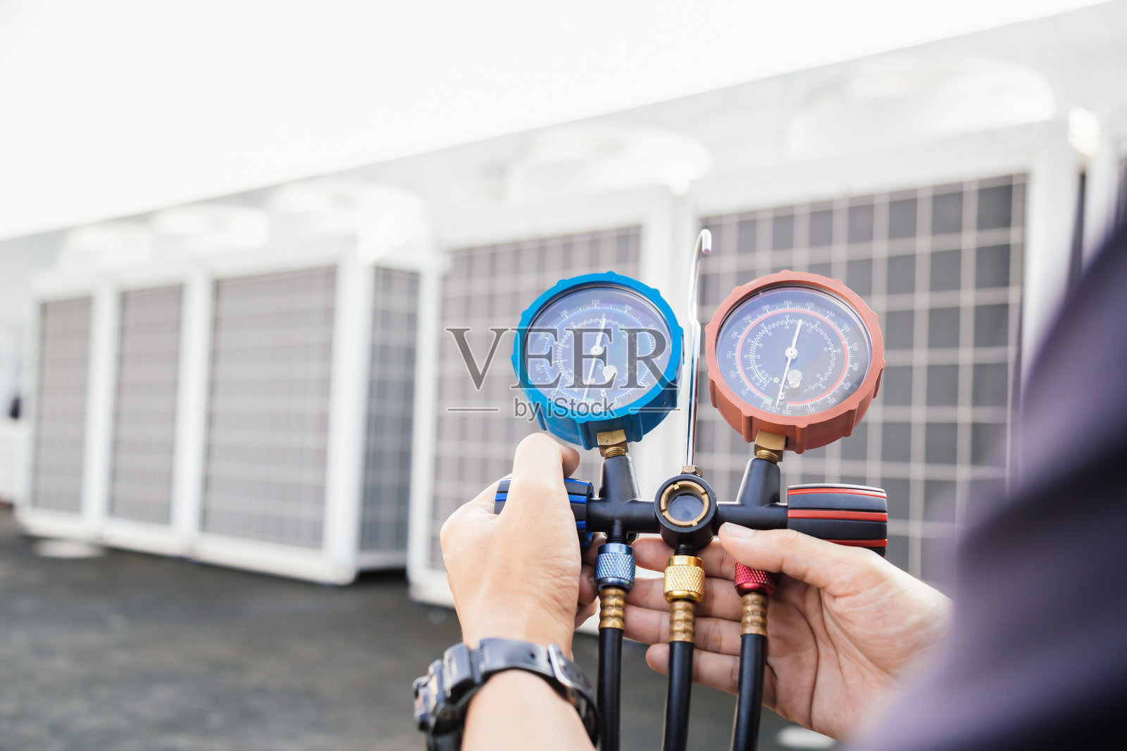 技术员正在检查空调，测量空调加注设备。冷却系统照片摄影图片