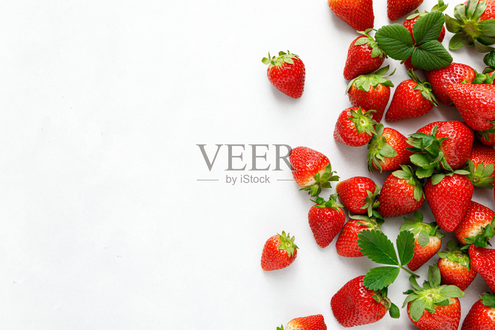 草莓在白色背景，俯视图，平躺照片摄影图片