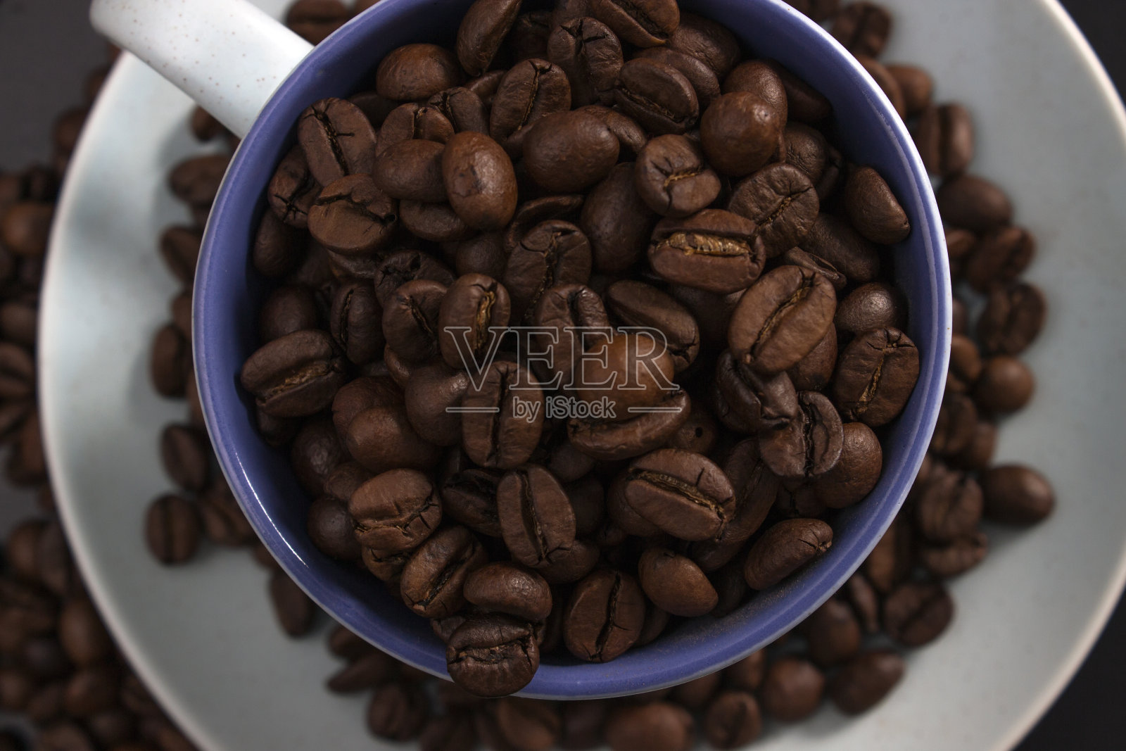 装满咖啡豆的杯子照片摄影图片