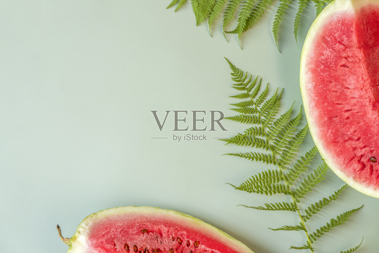 绿色背景的新鲜西瓜片。本空间照片摄影图片