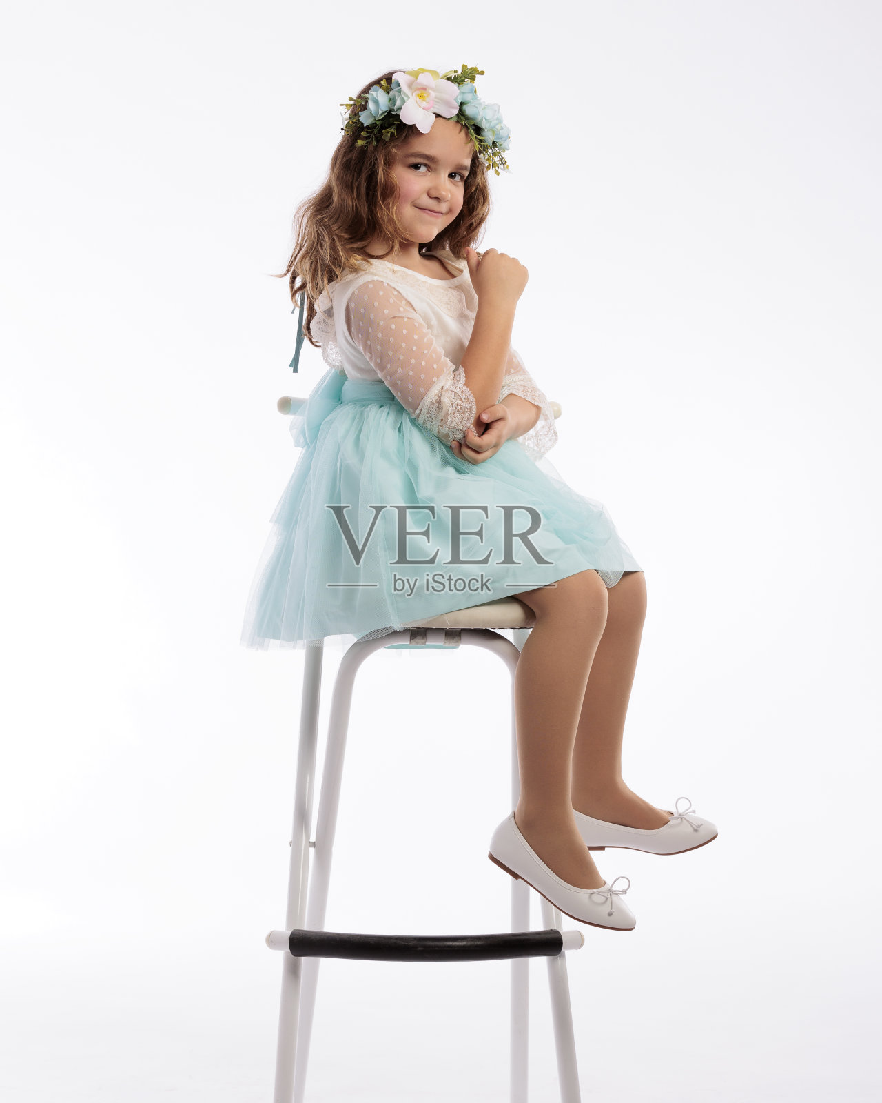 一个可爱的6岁女孩孤立在白色背景的肖像照片摄影图片