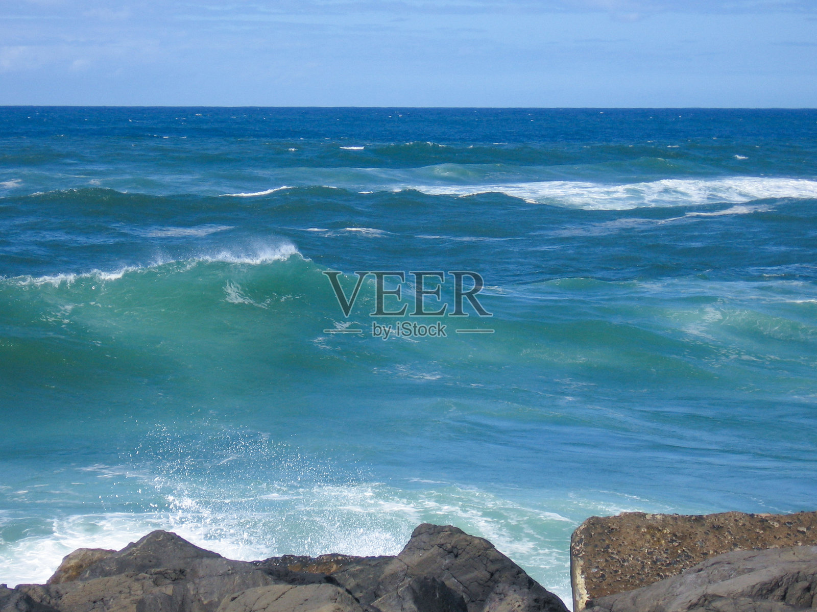 海浪拍打在灯塔海滩的舞厅照片摄影图片