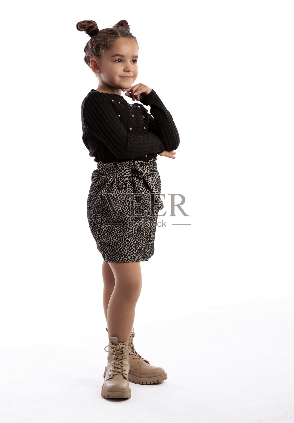 一个可爱的6岁女孩孤立在白色背景的肖像照片摄影图片