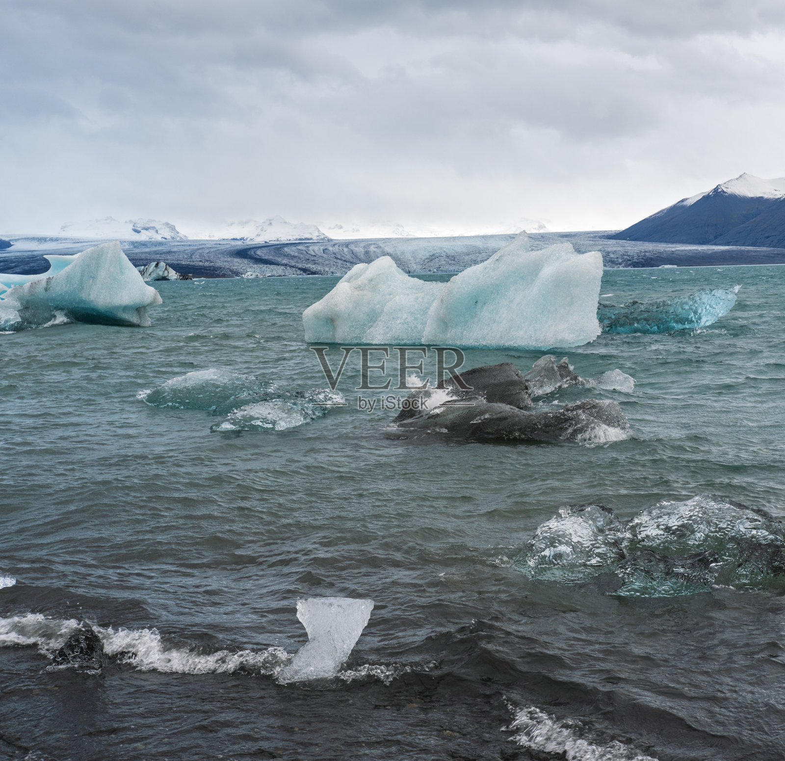 Jokulsarlon冰川湖，冰岛，有冰块的泻湖。位于大西洋边缘附近的布莱德梅克冰川，瓦特纳冰川冰盖或瓦特纳冰川的头部。照片摄影图片
