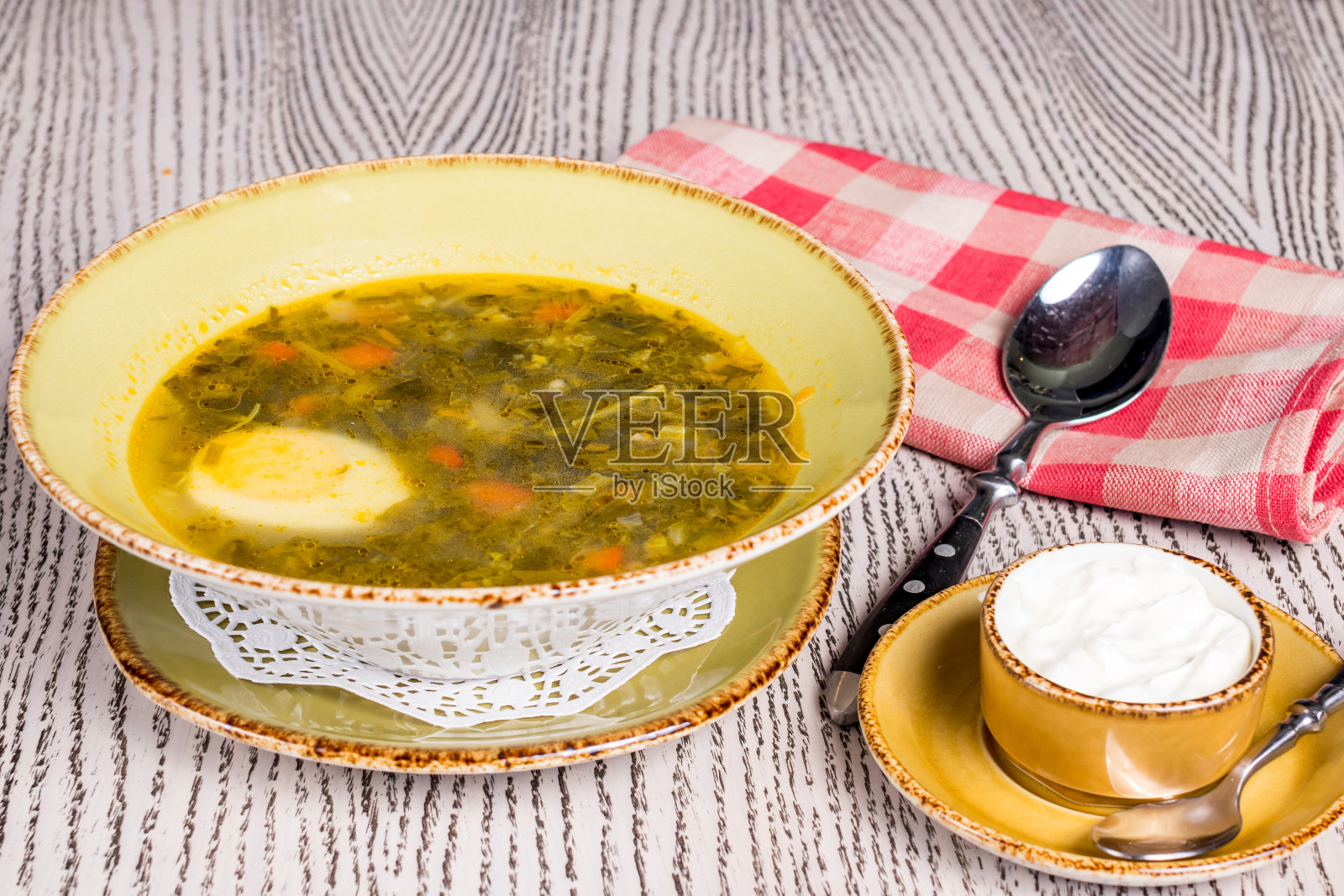 旧木桌上放着酸模鸡蛋汤照片摄影图片