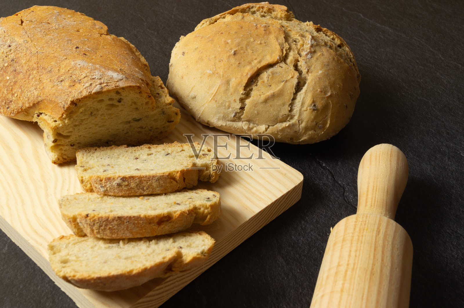 酸面包片放在木板上照片摄影图片