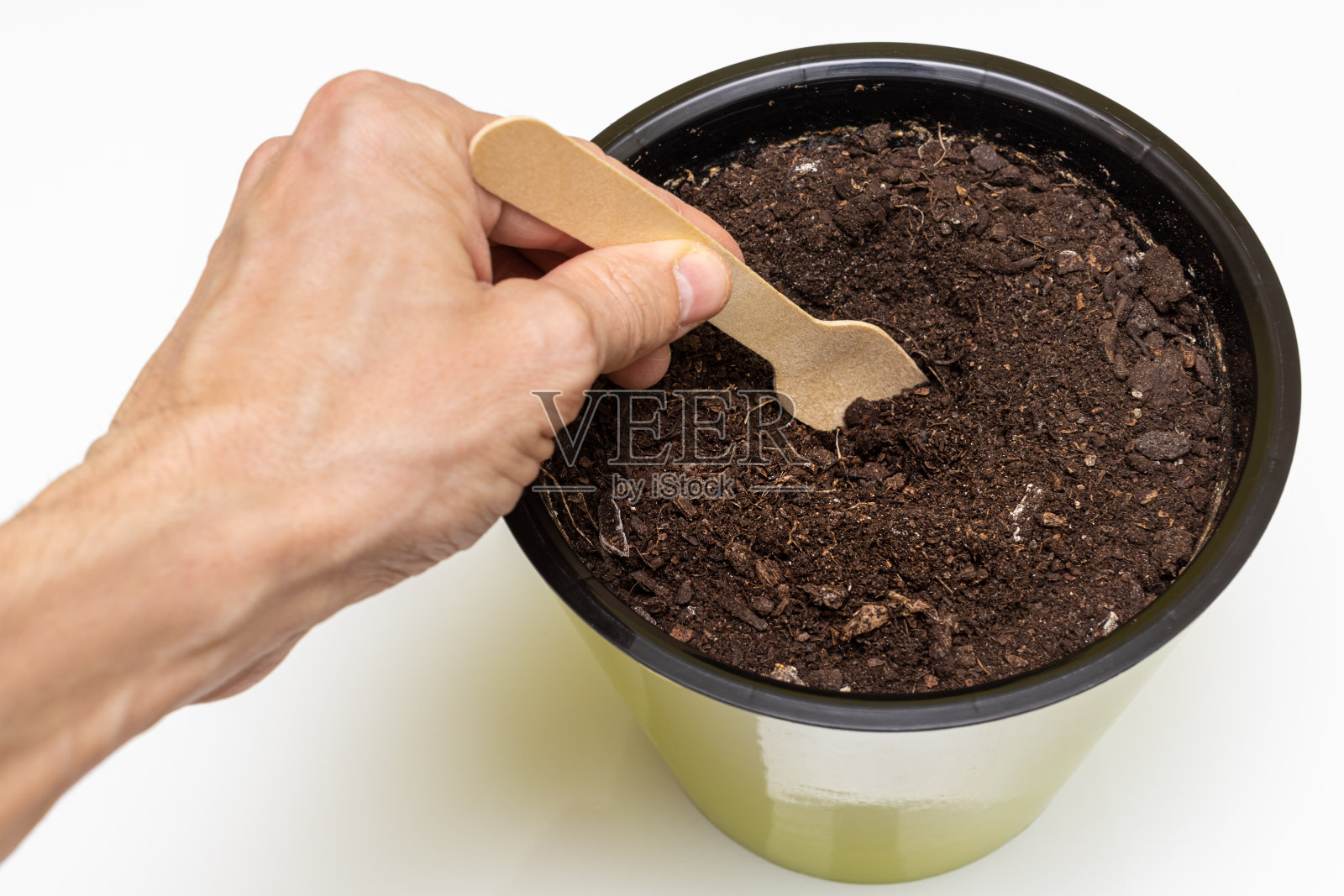 手工工具在花盆里犁地照片摄影图片