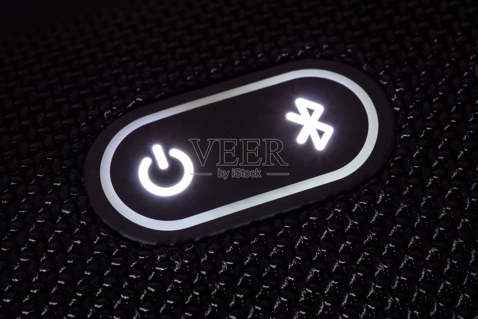 便携式防水音响盒上的开关和蓝牙按钮关闭。优良的坚固的建筑质量，持久和艰苦的使用。照片摄影图片