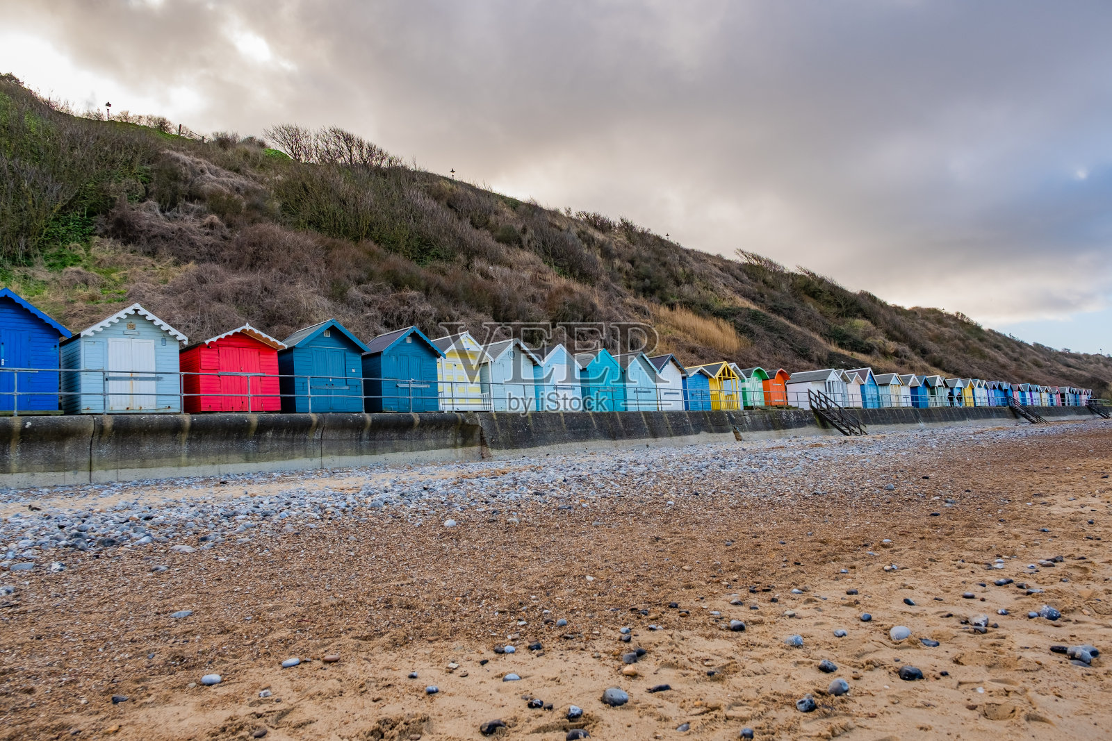 色彩缤纷的海滨小屋照片摄影图片