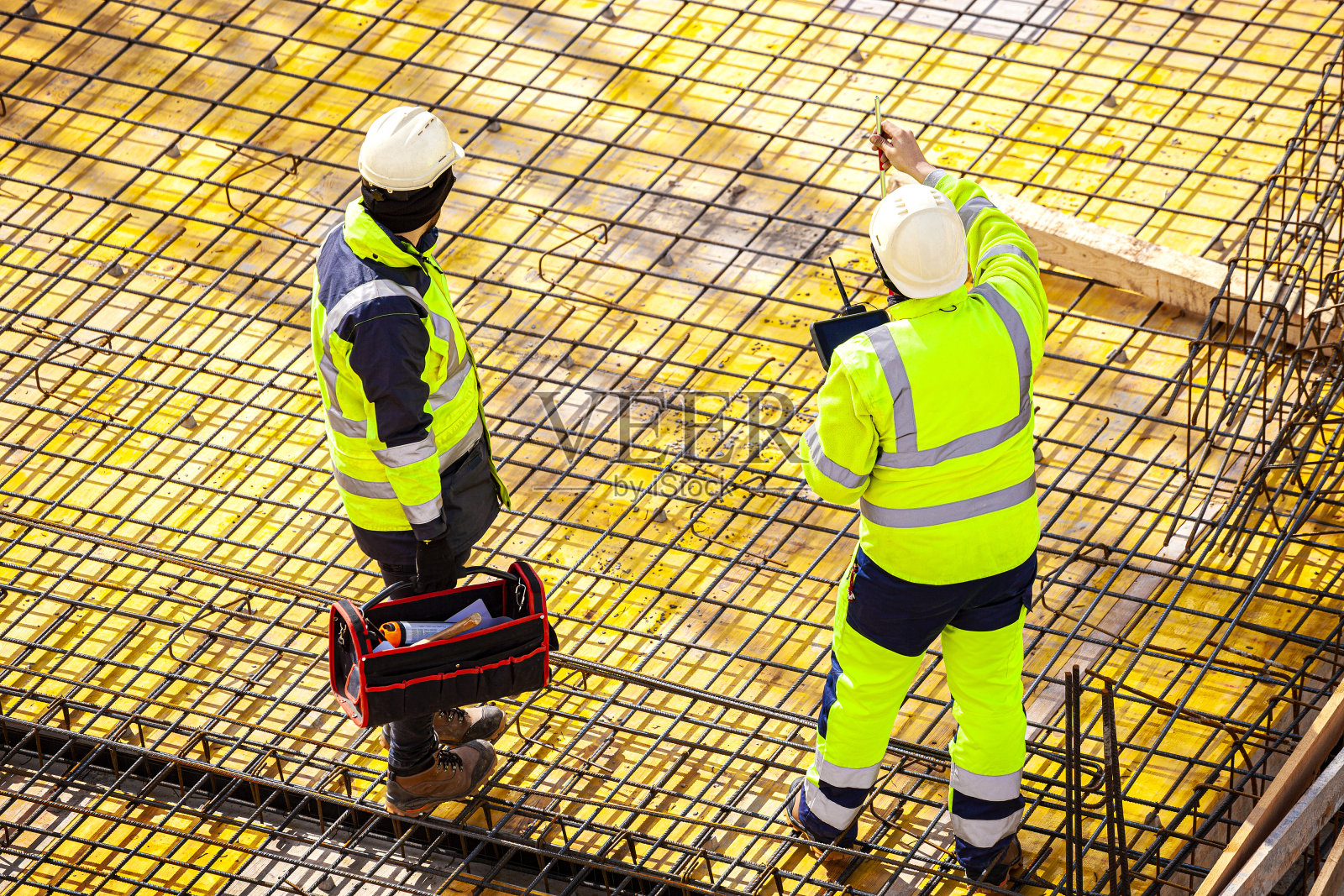 建筑工地的测量员照片摄影图片