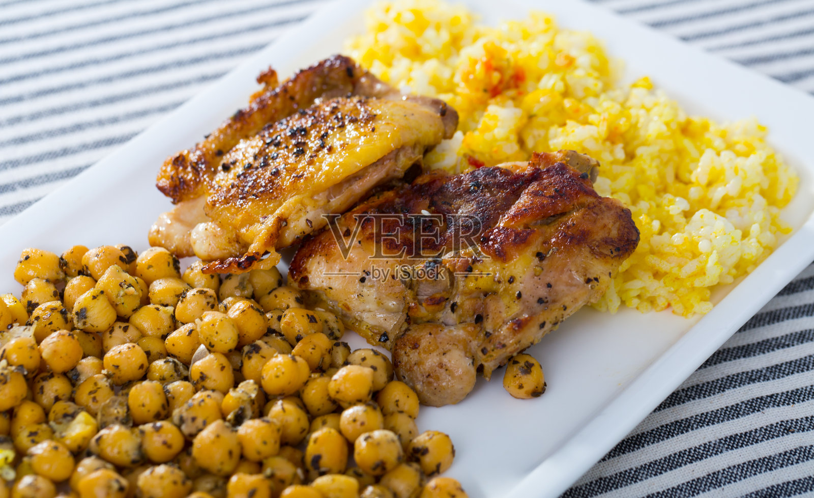 鹰嘴豆扒鸡腿配黄饭照片摄影图片