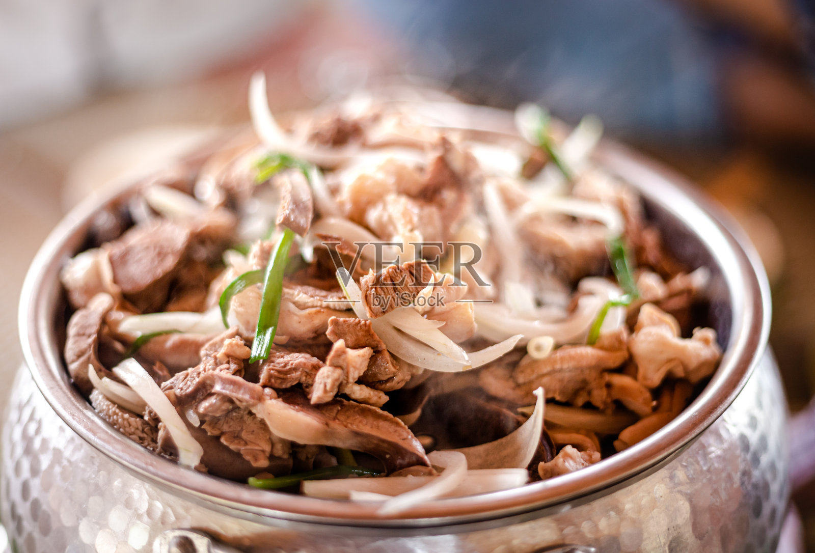 传统的越南猪肉器官，煮熟的猪肉肠-股票照片照片摄影图片
