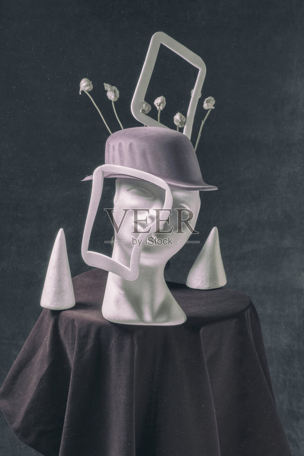 超现实的静物，一个头戴扭曲帽子的模型照片摄影图片