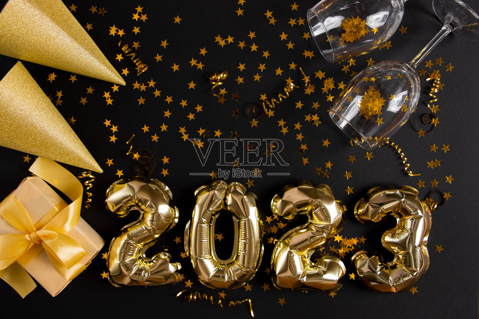 黑色背景上，图2023形状的金箔气球。庆祝新年的概念。照片摄影图片