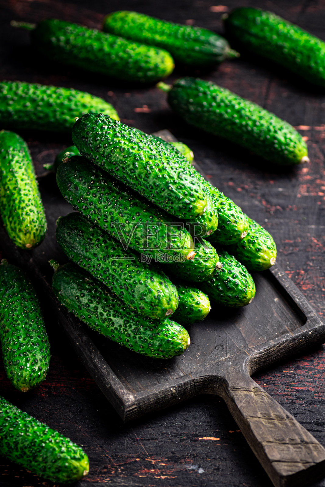 新鲜黄瓜放在木板上。照片摄影图片