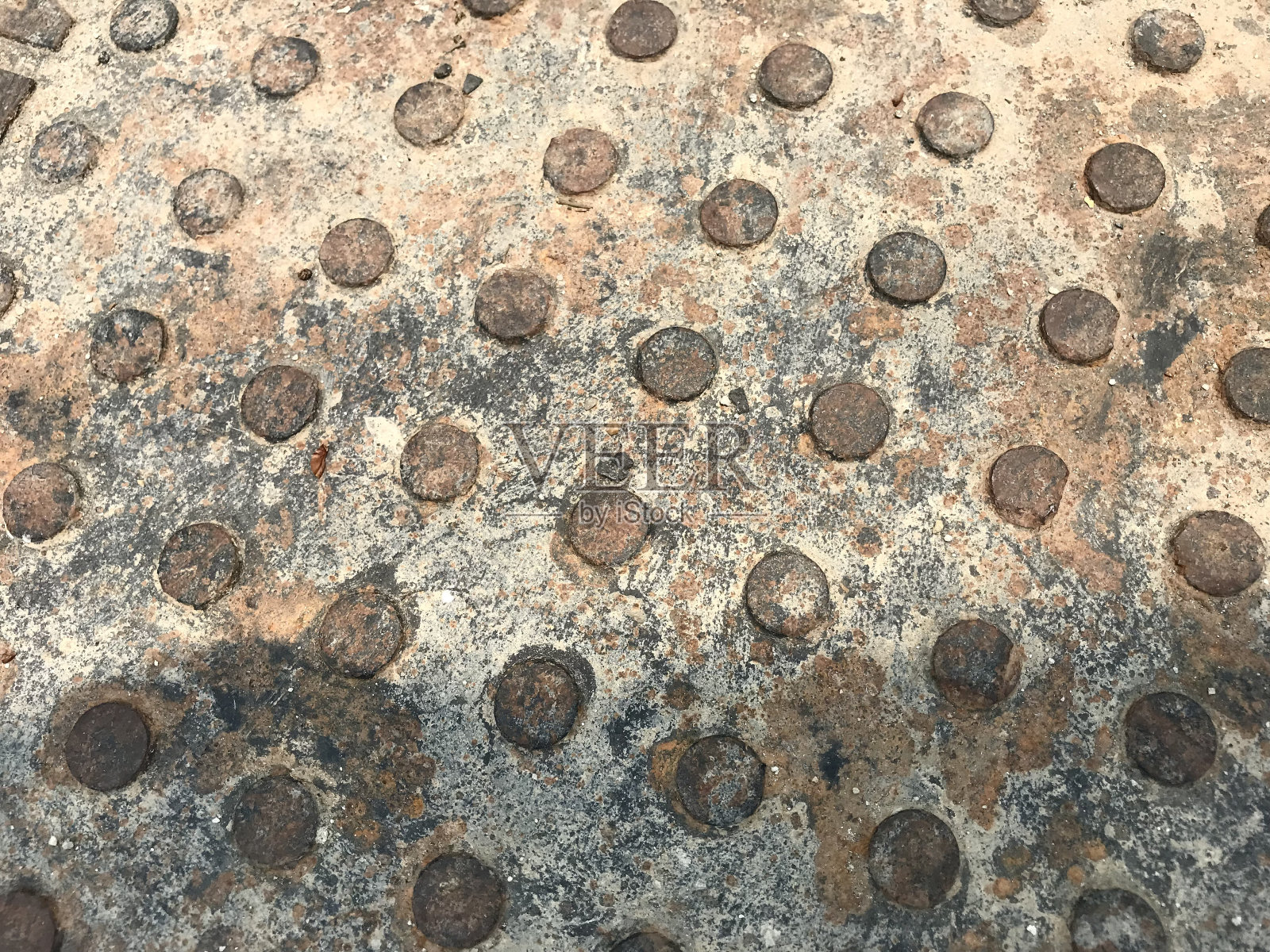 水泥地面上金属生锈照片摄影图片