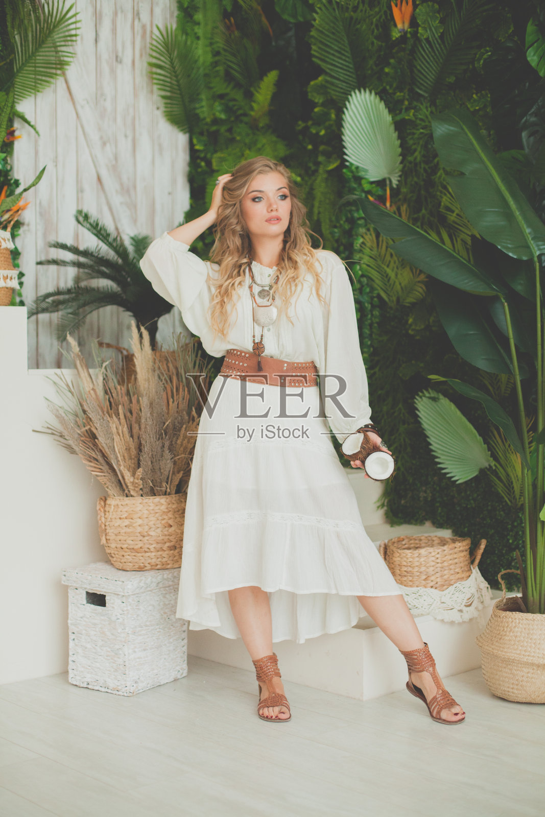 夏天的女人金发卷头发，穿着白色的裙子肖像照片摄影图片