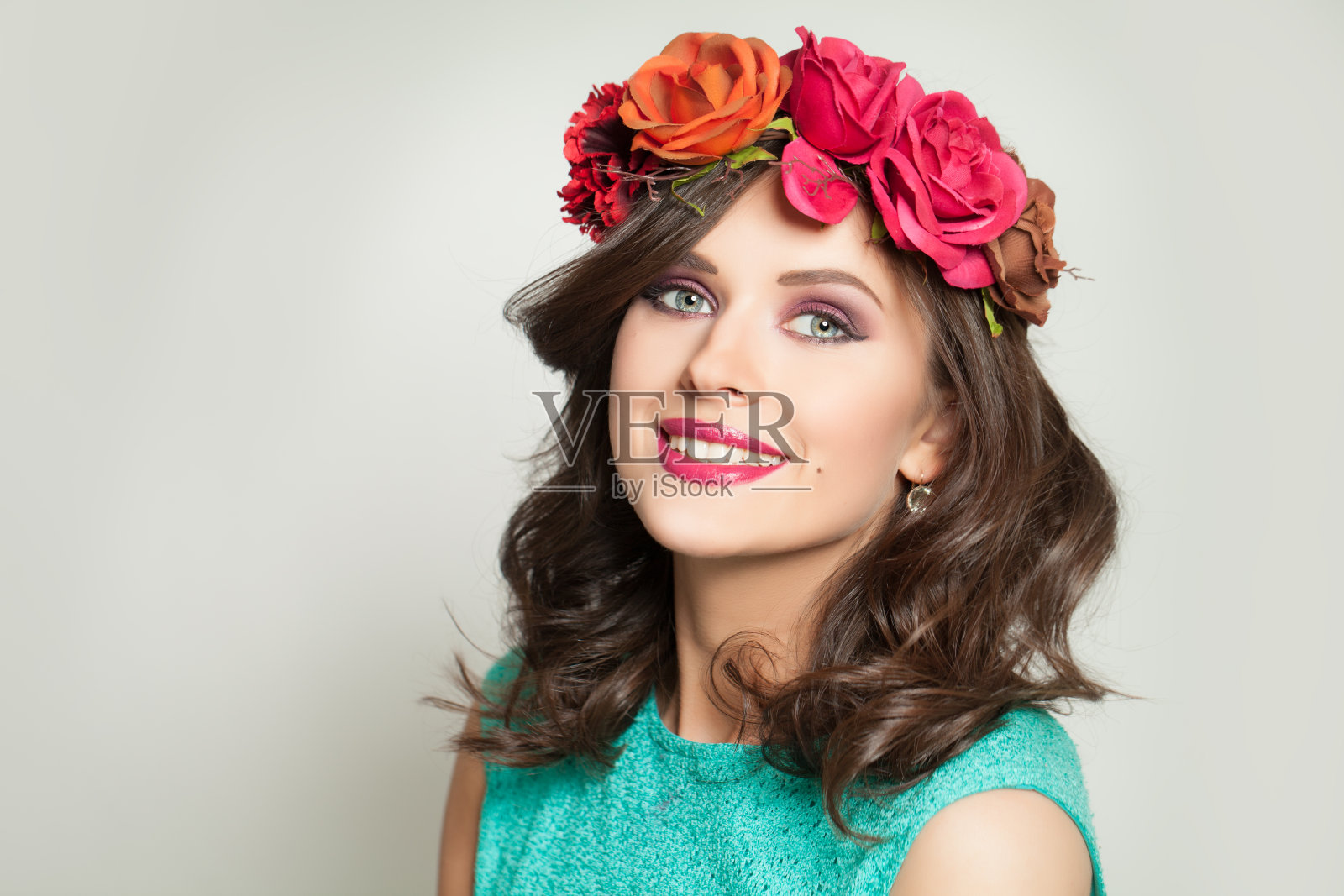 完美美丽的女人微笑在白色的肖像照片摄影图片