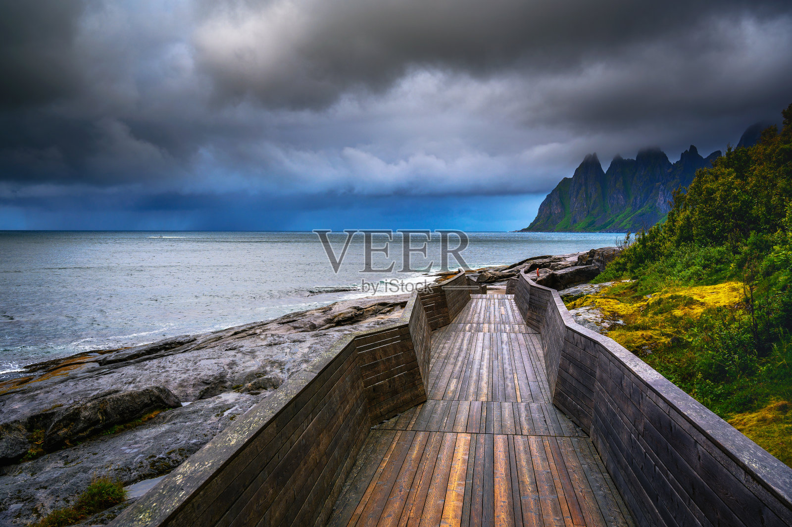 挪威北部Senja岛的Tungeneset海滩上的木板路照片摄影图片