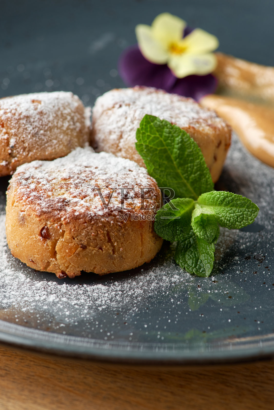 美味的素食煎饼配豆腐和香蕉奶酪照片摄影图片