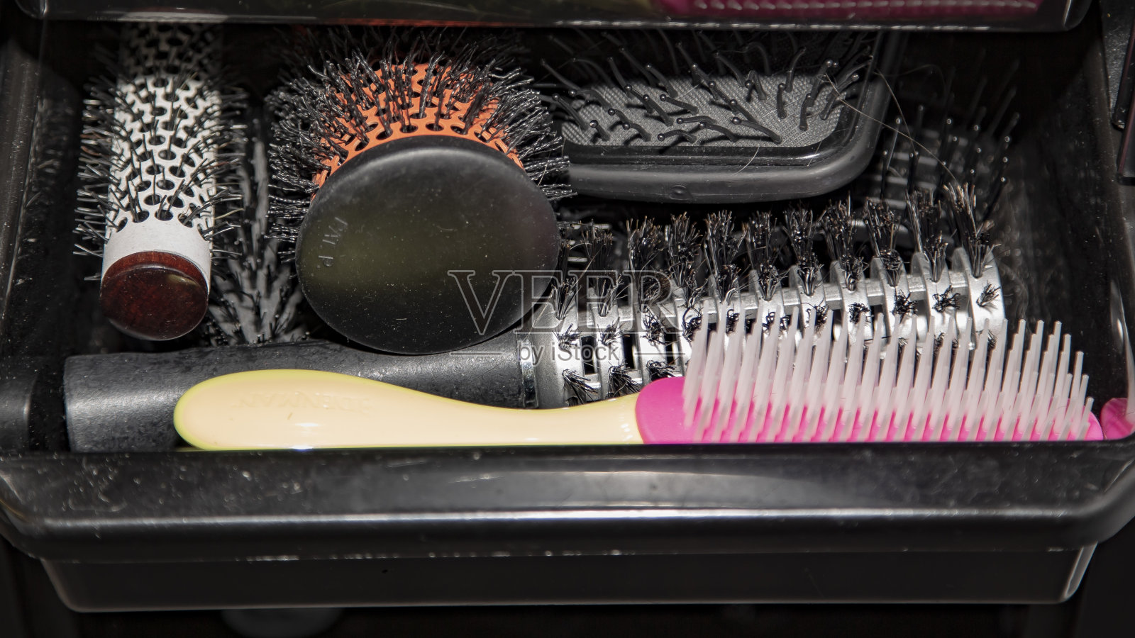 头发刷的抽屉。照片摄影图片