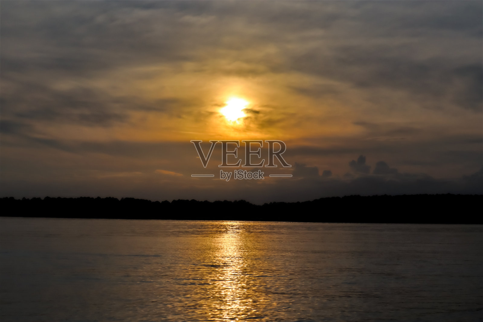 晒斑湖日落照片摄影图片