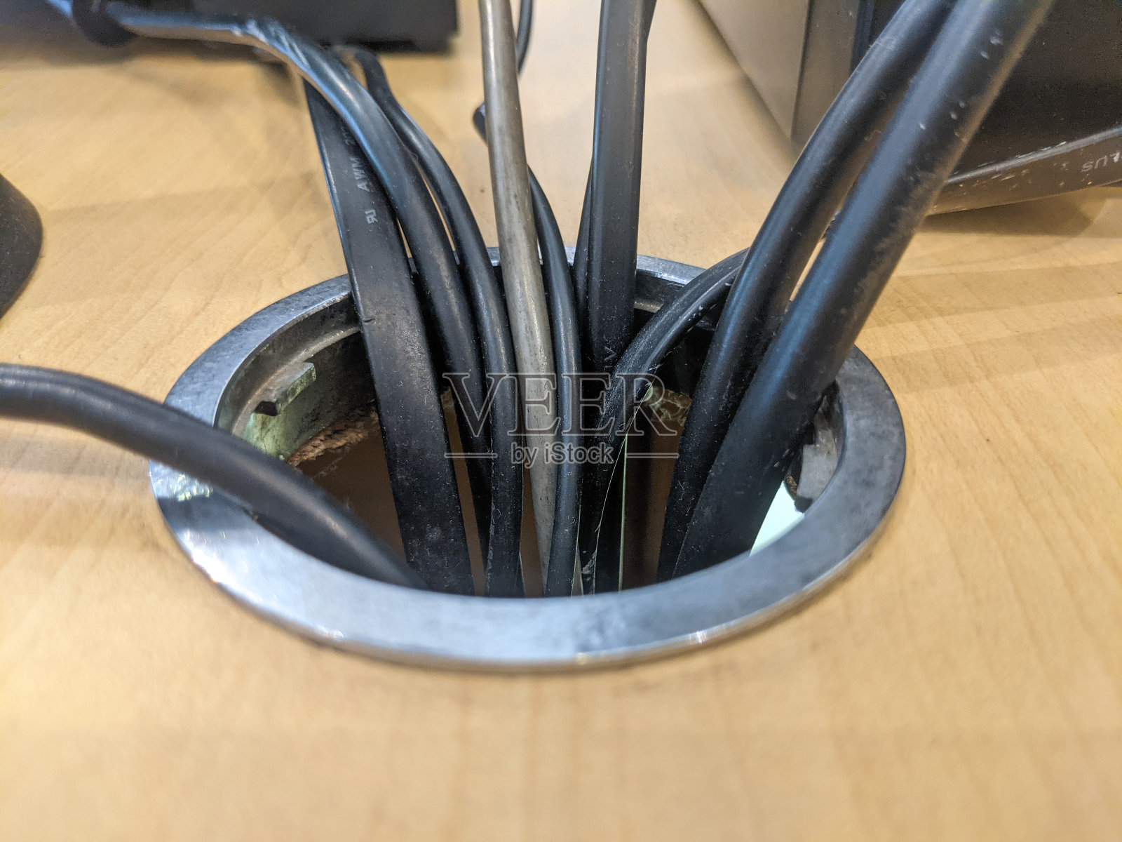 连接到桌面孔的电脑电缆照片摄影图片