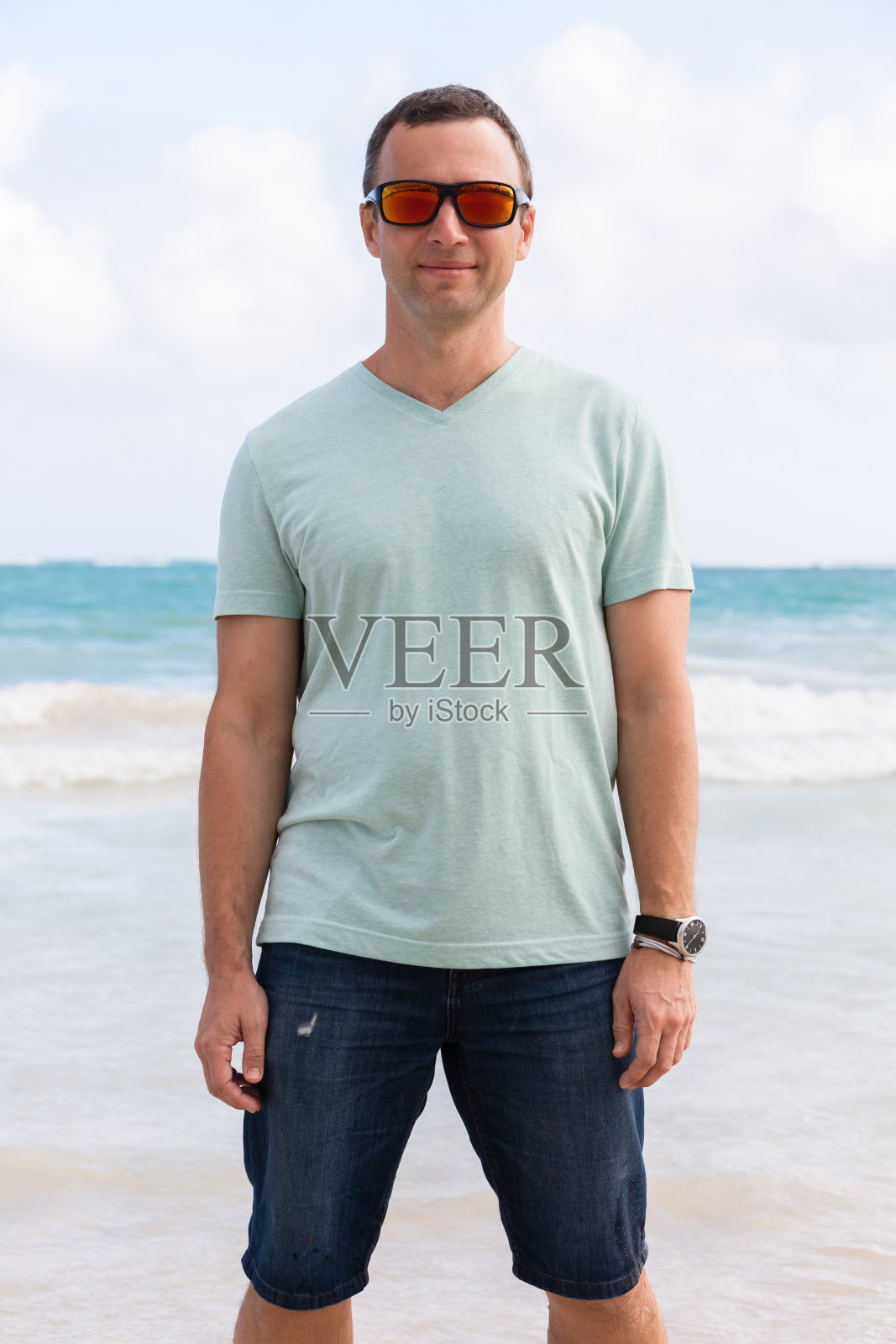 年轻的成年欧洲男子在海滩上运动照片摄影图片