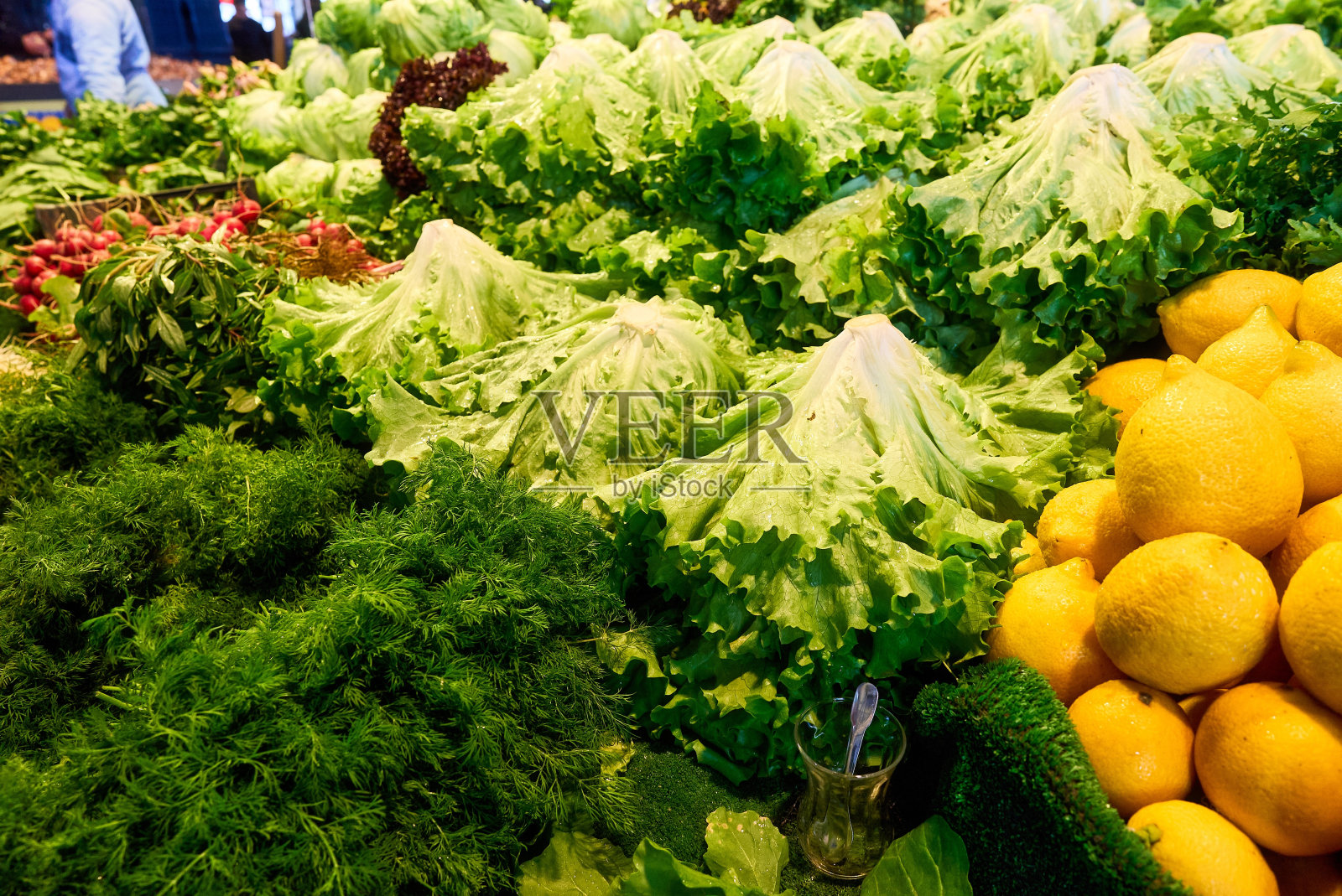 新鲜的蔬菜沙拉叶在各种各样的彩色蔬菜在市场上照片摄影图片