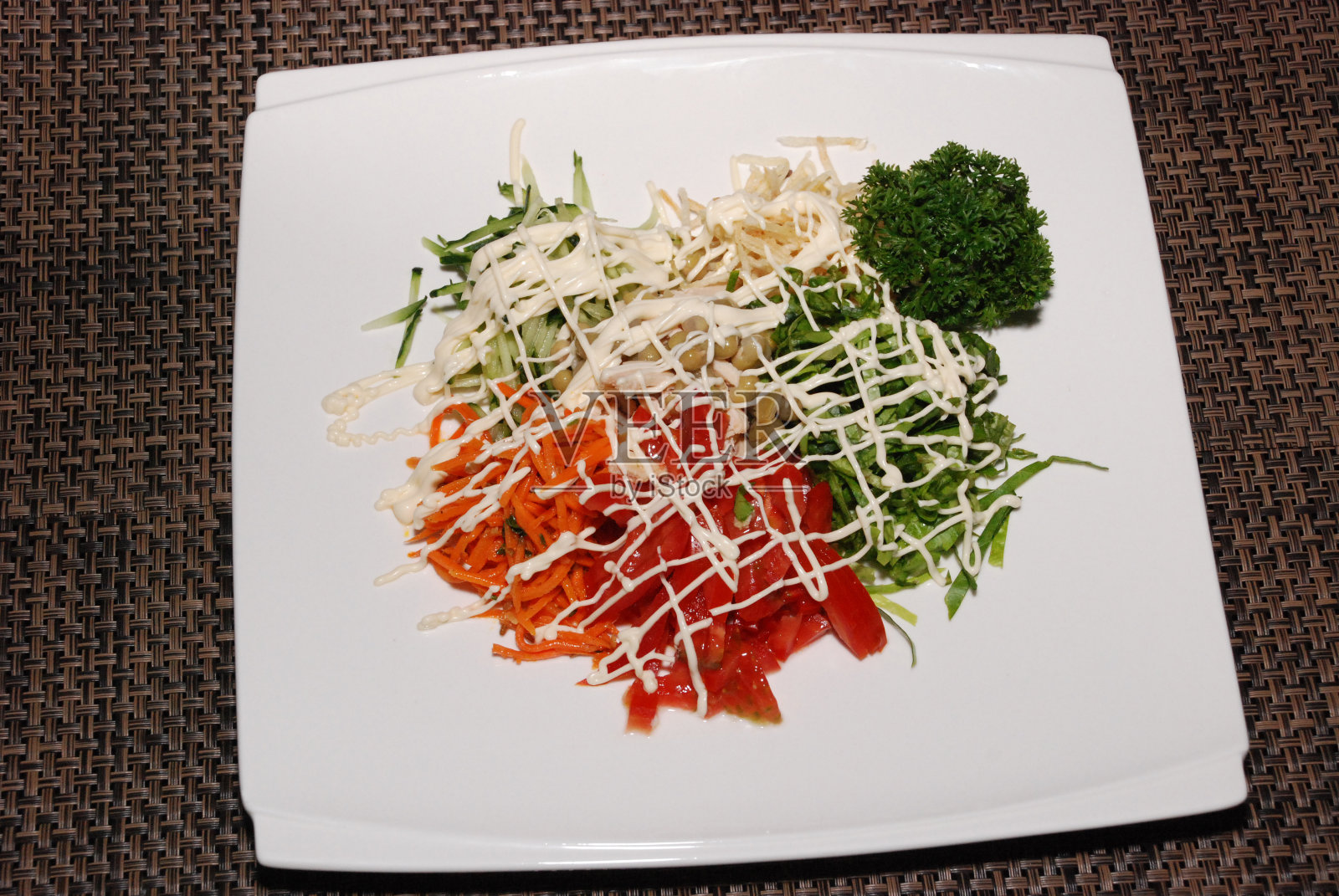 蛋黄酱层下的沙拉照片摄影图片