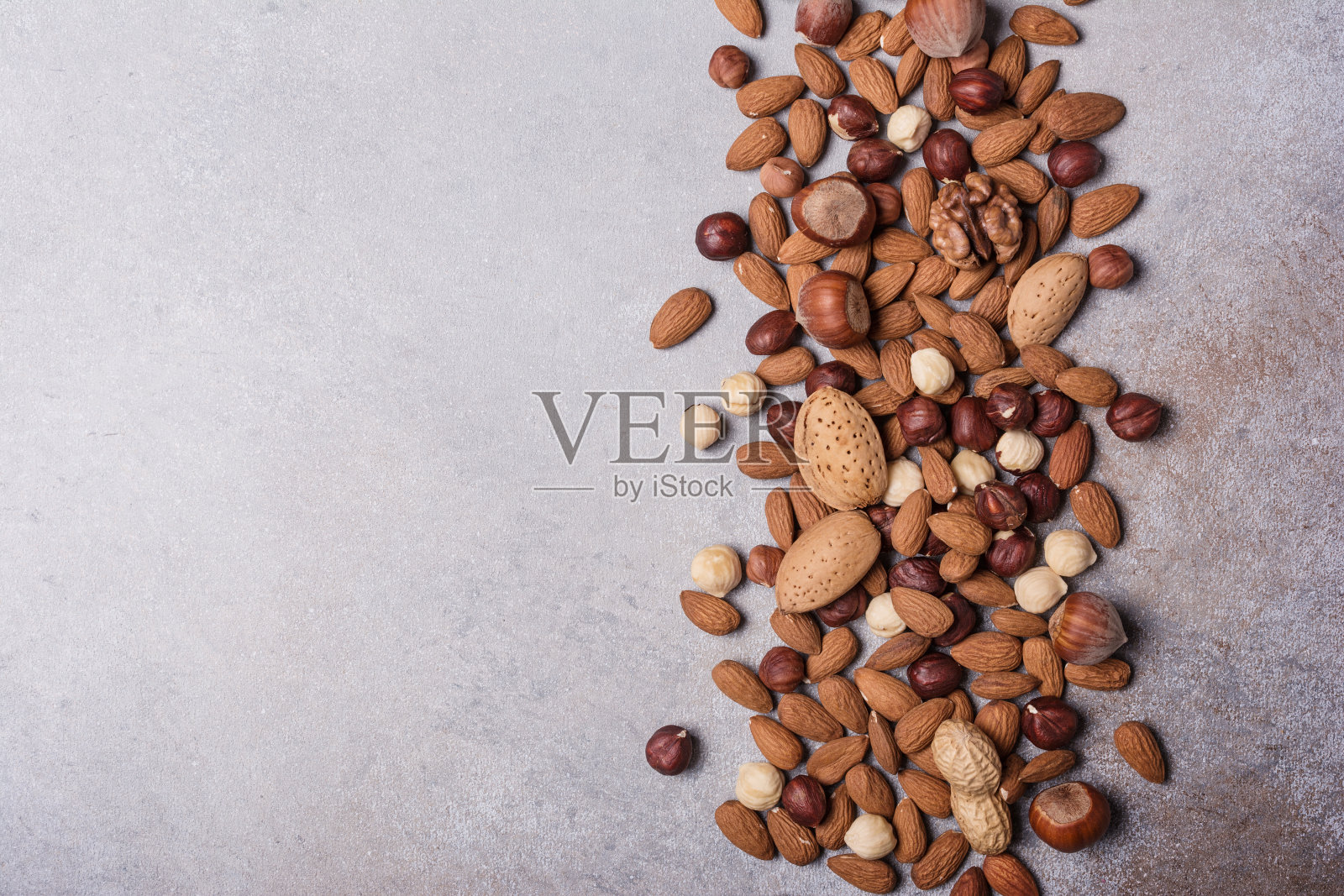 杏仁，榛子，核桃和花生坚果照片摄影图片