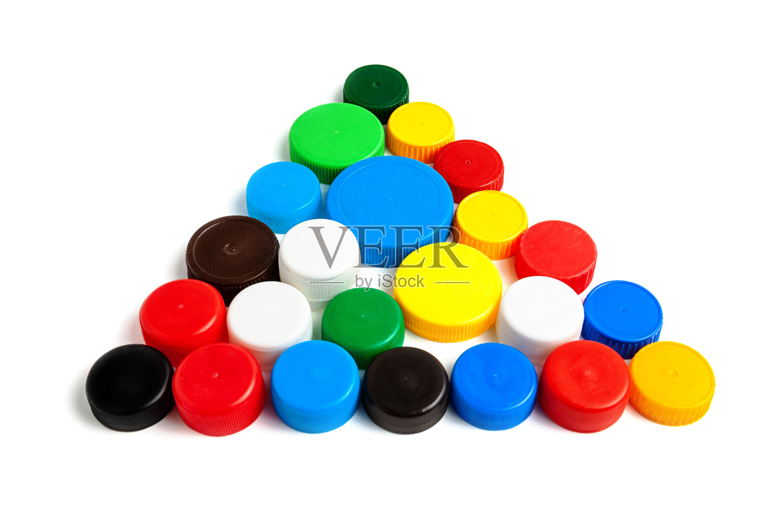 白色背景上的瓶装水的彩色塑料瓶盖。照片摄影图片