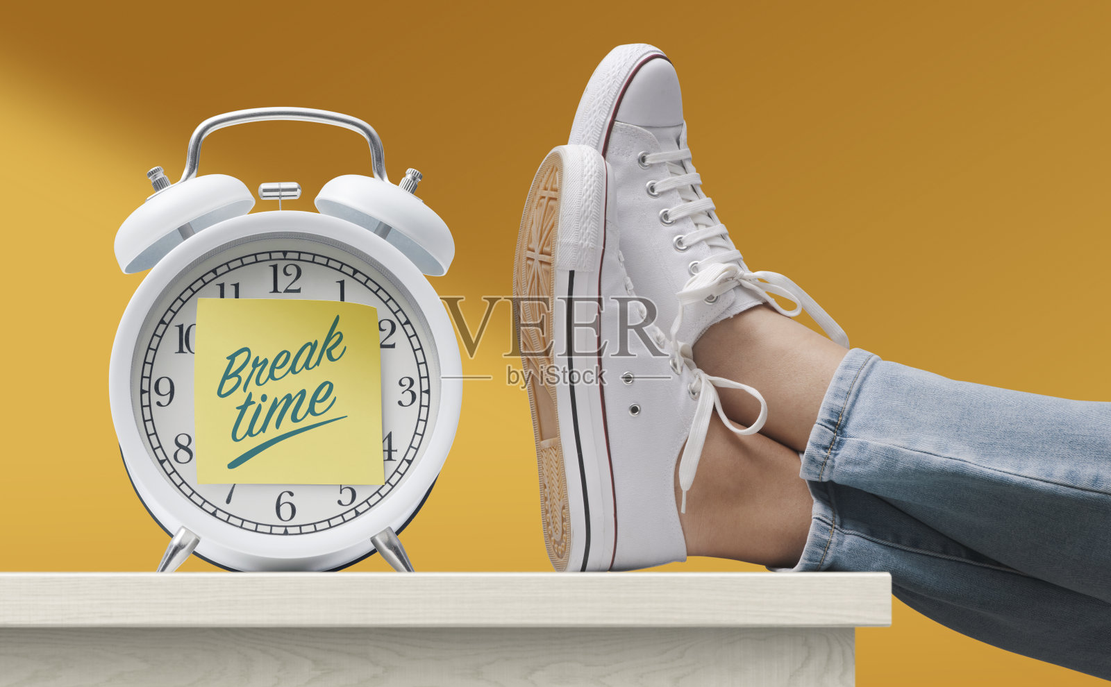 休息时间把脚放在桌子上的女人照片摄影图片