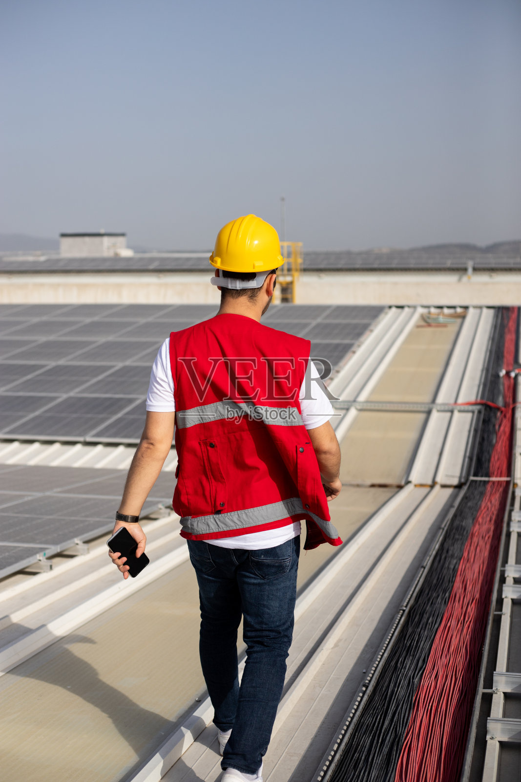 在太阳能电站工作的工程师照片照片摄影图片