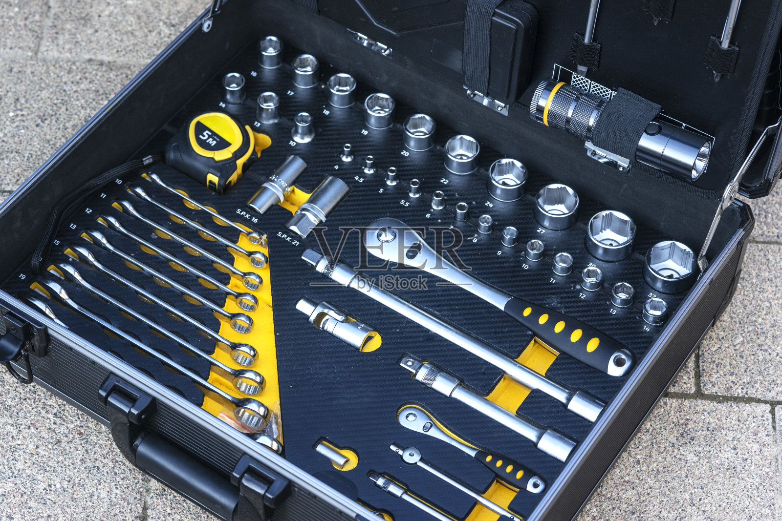 一个装有技术仪器的箱子照片摄影图片