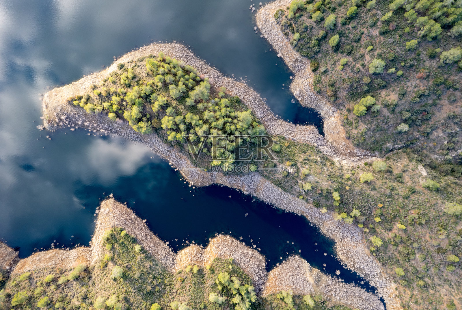无人机拍摄的森林里的水坝。塞浦路斯拉纳卡莱夫卡拉水库照片摄影图片