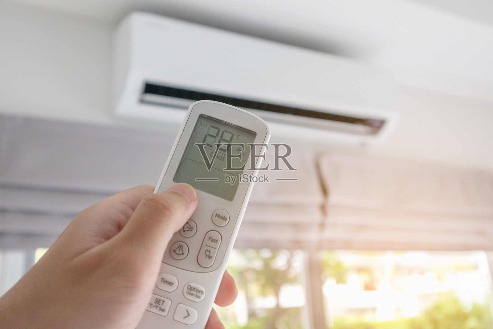 手与遥控器直接在空调上照片摄影图片