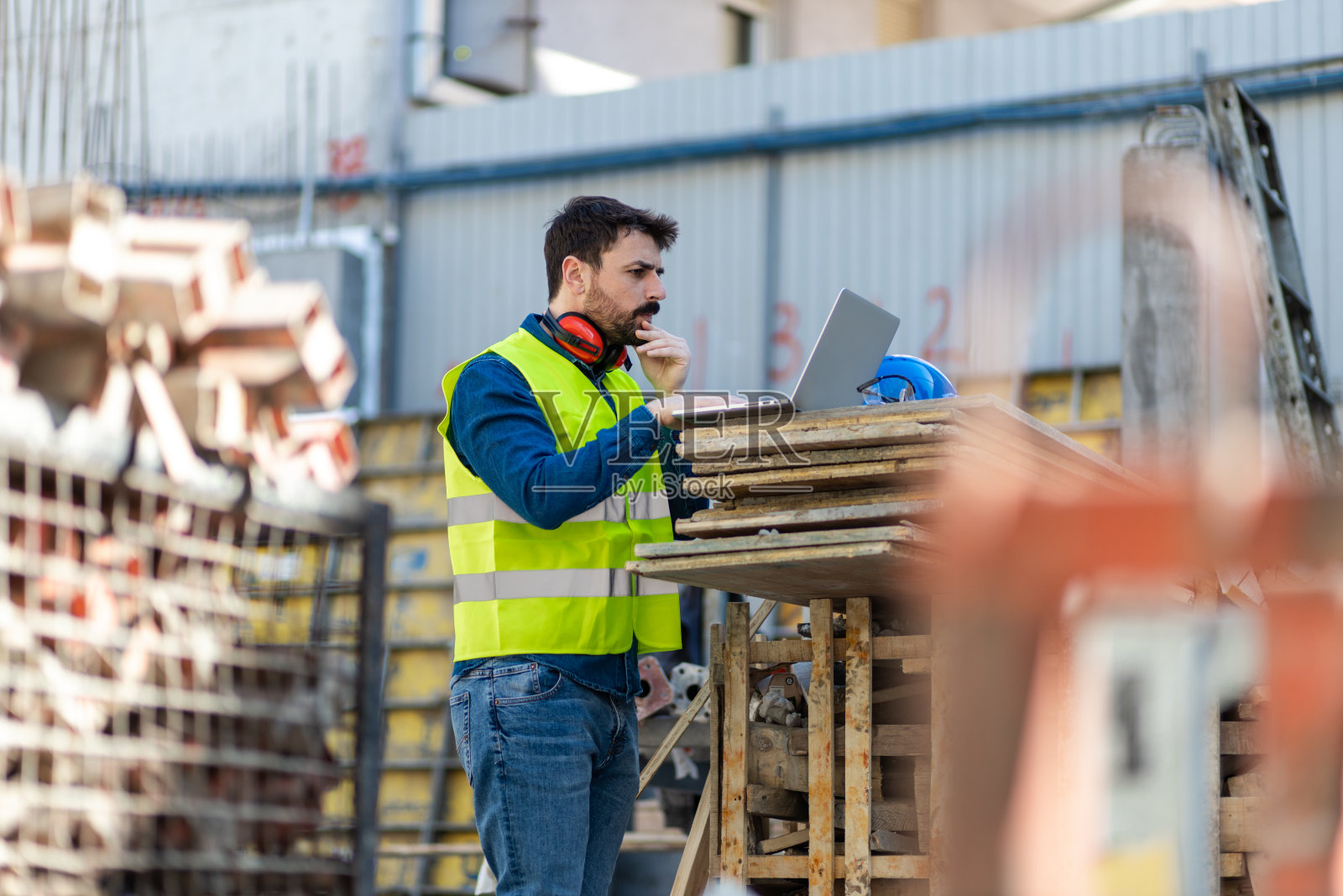 使用笔记本电脑的工地管理员照片摄影图片
