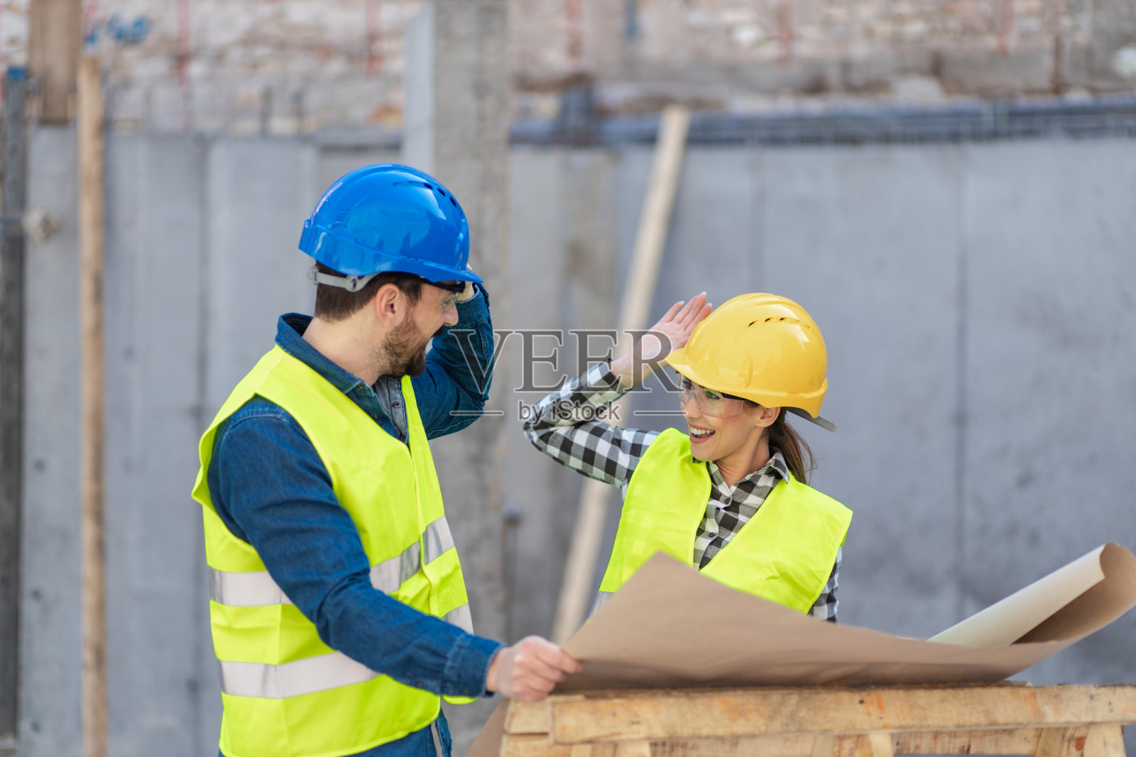 两个戴着防护头盔和荧光背心的专家工程师照片摄影图片