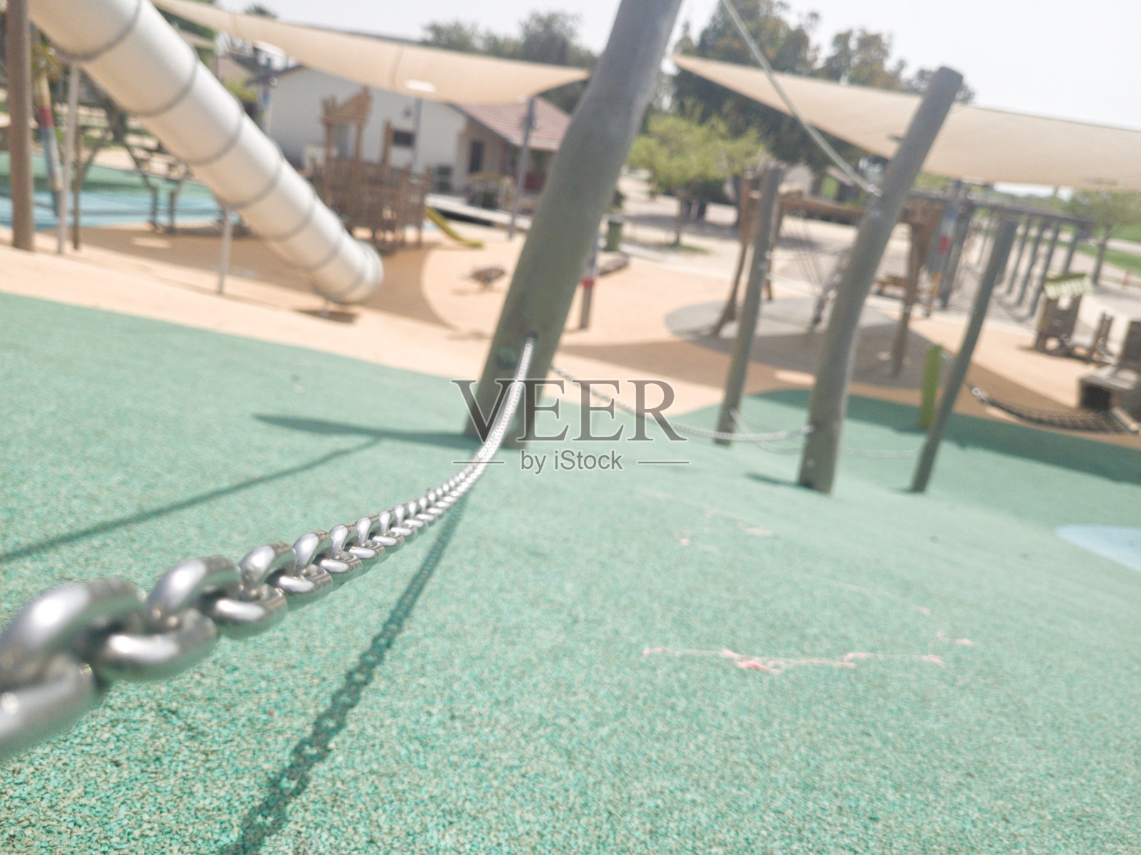 木制操场上的链条障碍物照片摄影图片