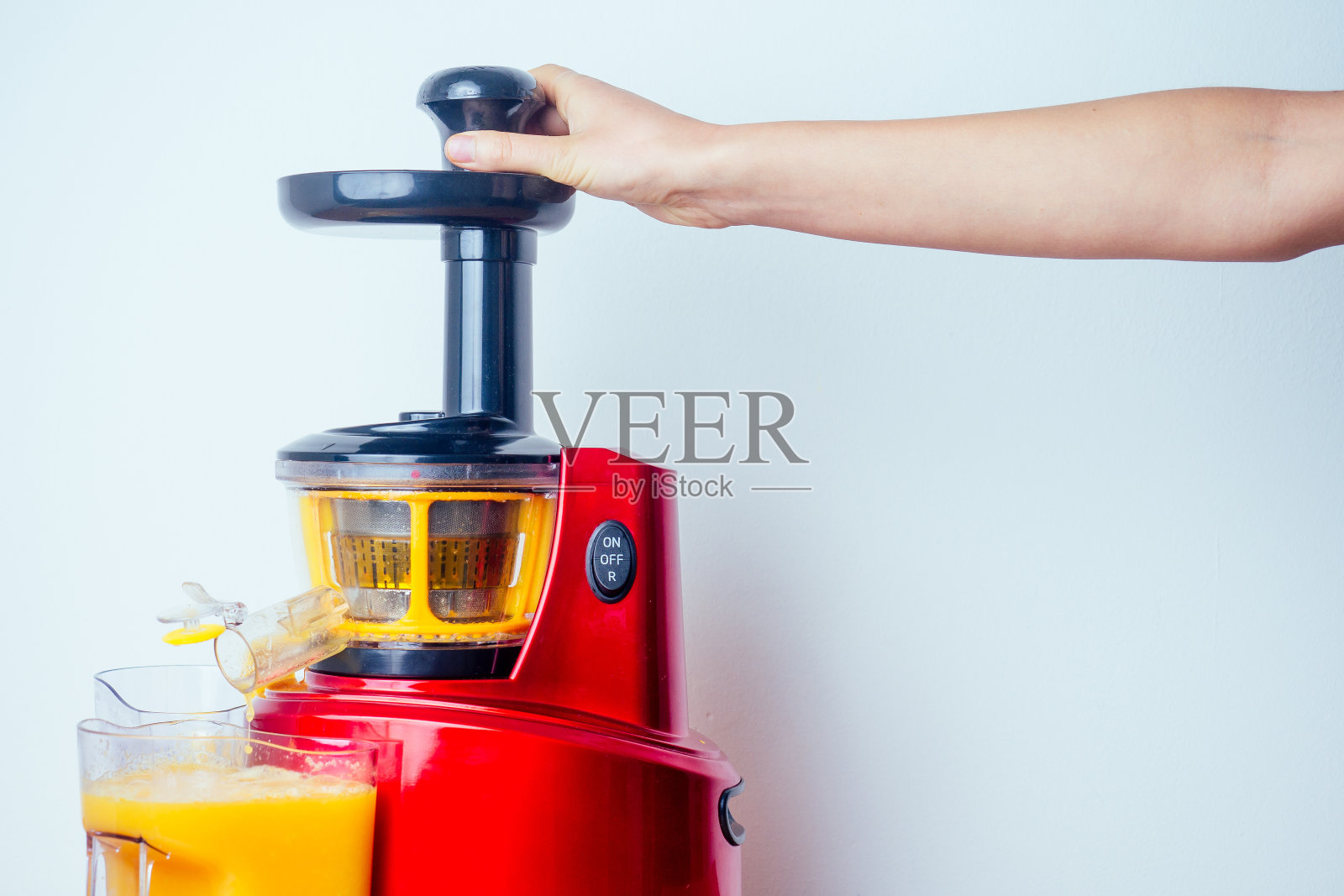 白色背景的生食饮食概念橙子和果汁机照片摄影图片