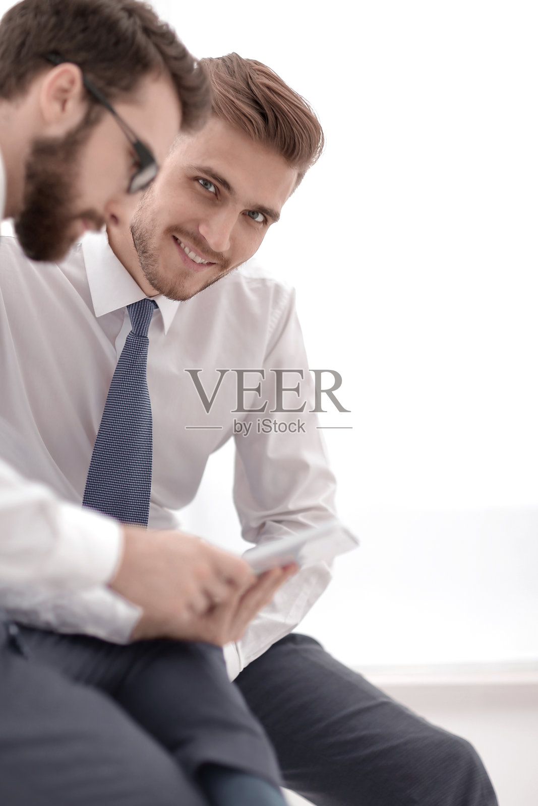 关闭了。商务同事使用数码平板电脑照片摄影图片