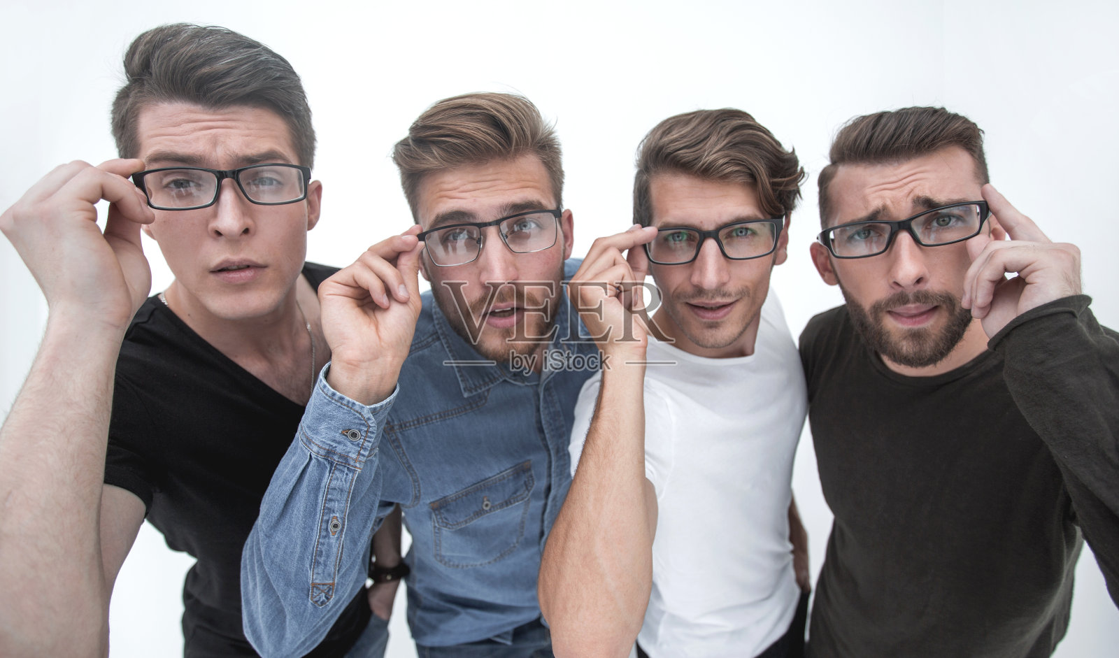 关闭了。一群有创造力的朋友透过眼镜看着你照片摄影图片