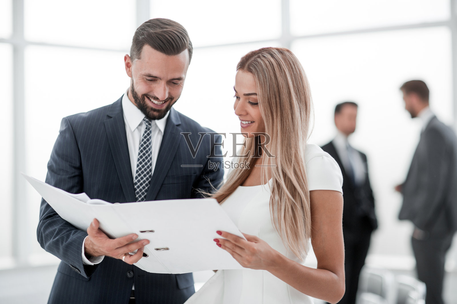 商务夫妇讨论商务文件照片摄影图片