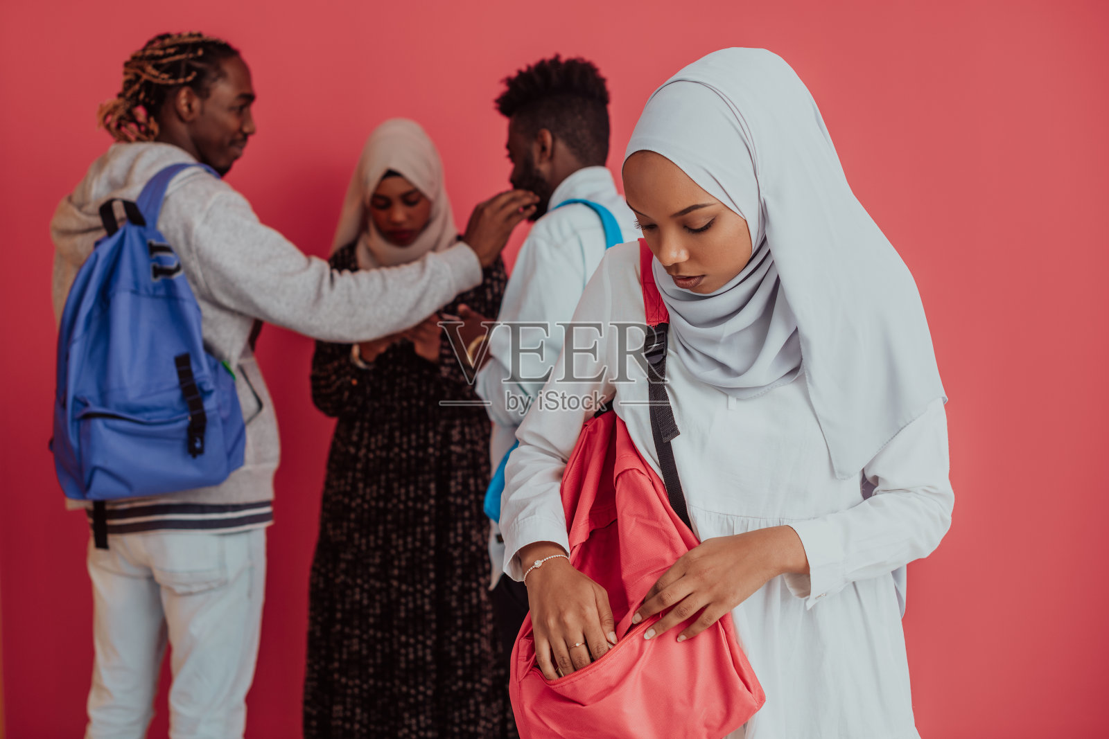 一群非洲穆斯林学生背着粉红色背景的背包。学校教育的理念照片摄影图片