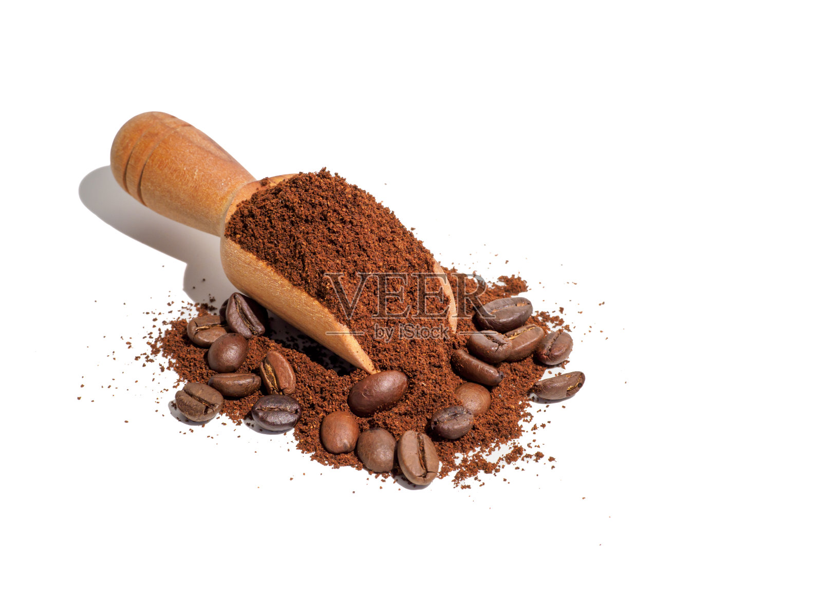 用木勺装咖啡豆的磨碎咖啡。照片摄影图片