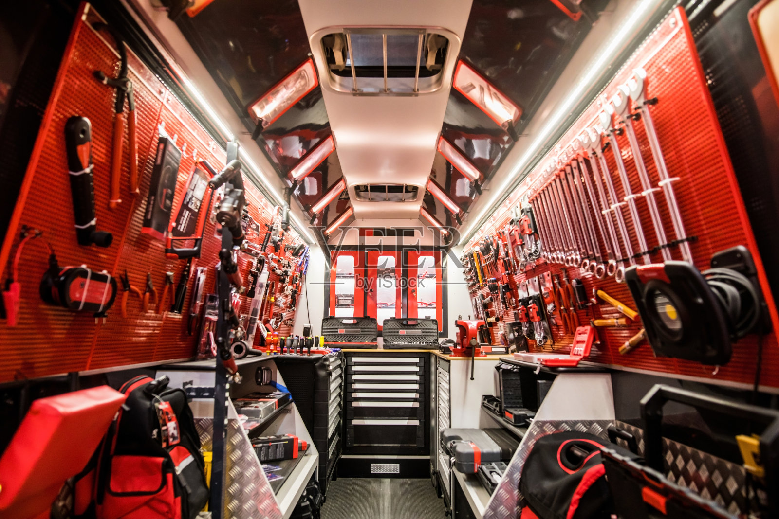 移动汽车服务车，内有各种工具和设备照片摄影图片