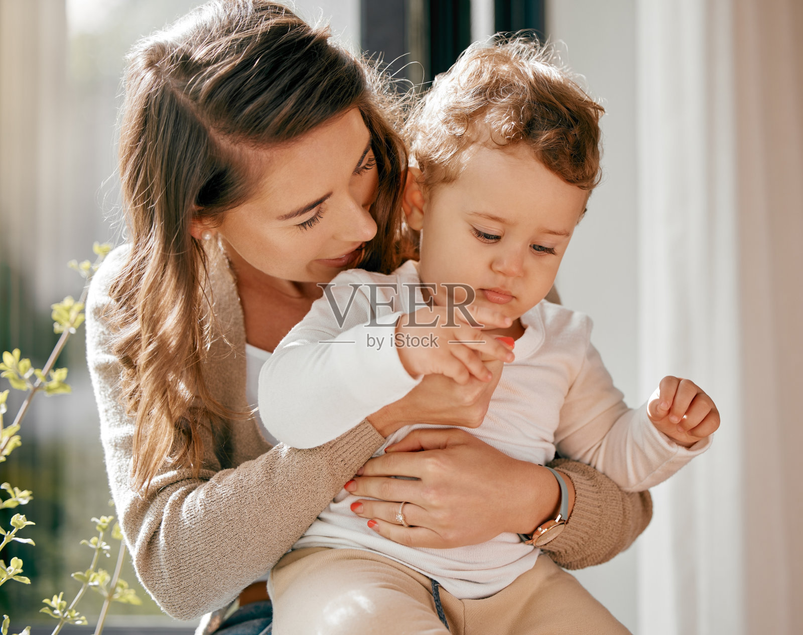 一张妈妈和她可爱的小男孩在家里的照片照片摄影图片