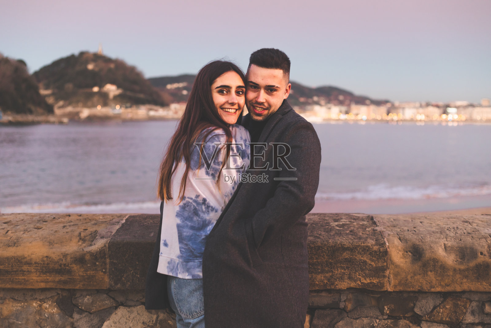 海边的一对白种人情侣。照片摄影图片