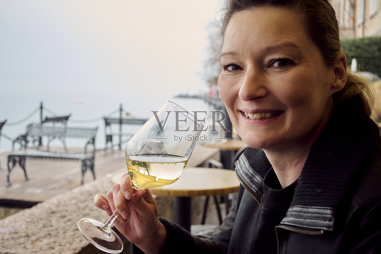 女人喝着酒的肖像照片摄影图片